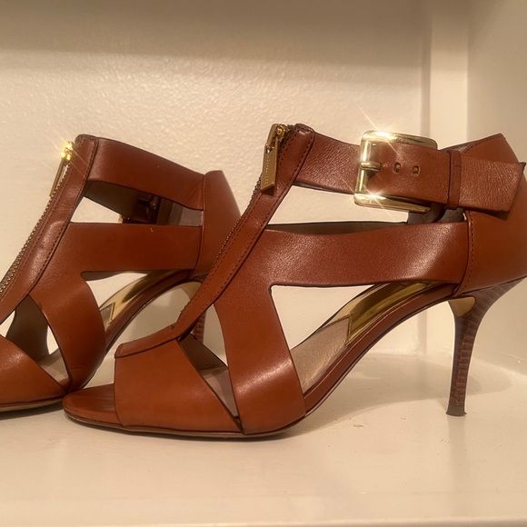 1.5 in Women heels - Picture 3 of 3